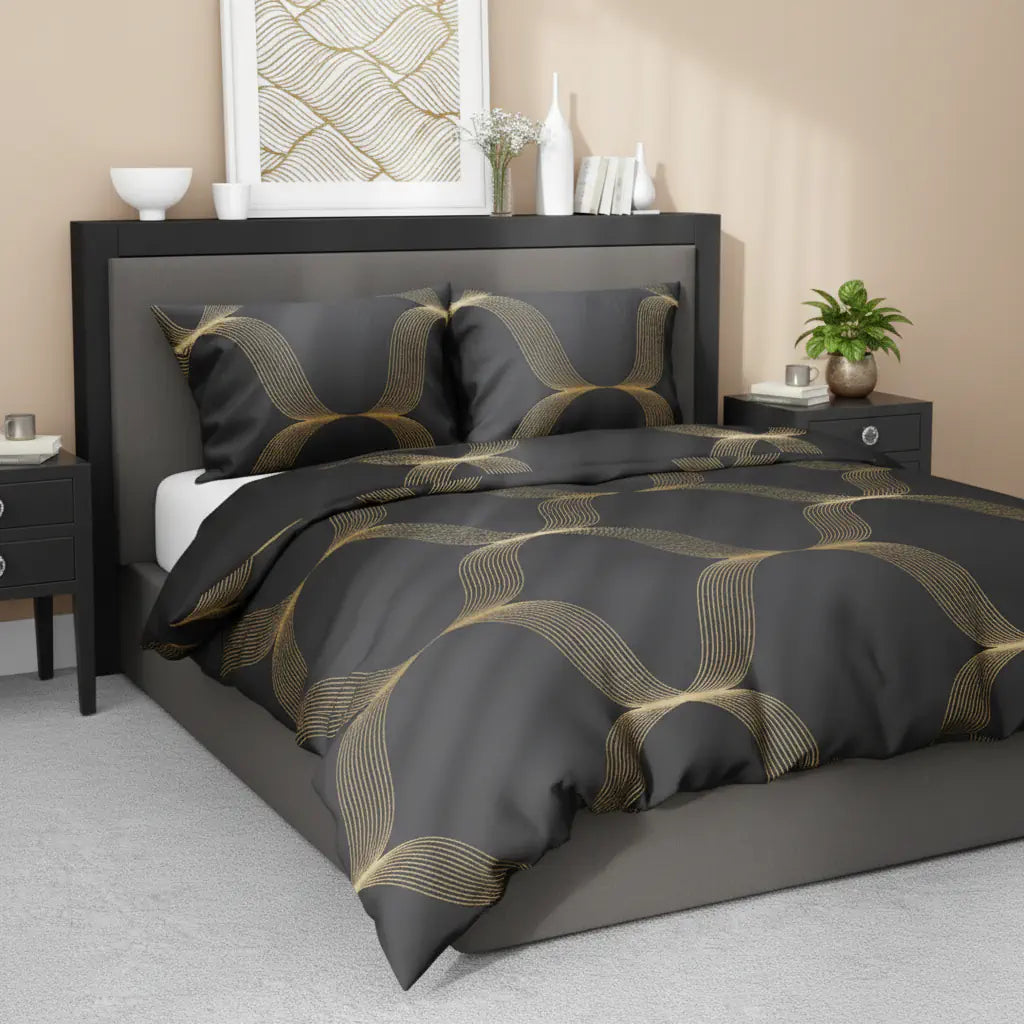 Szatén ágynemű arany hullámos mintával, franciaágyon oldalról