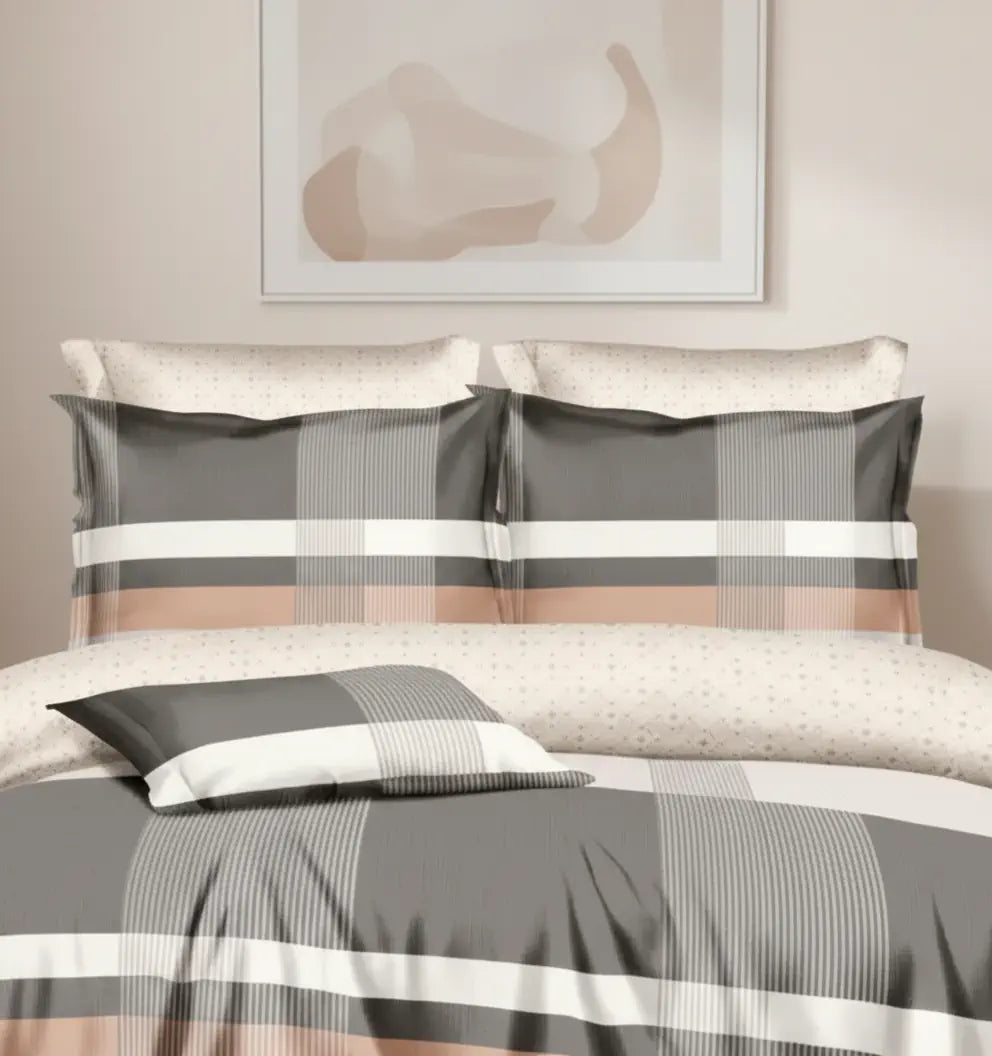 Barna geometriai mintás ágyneműhuzat hálószobai környezetben közelről