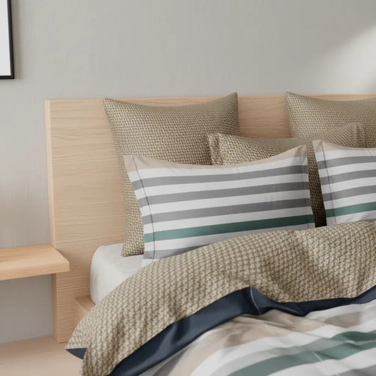 Barna és kék csíkos ágynemű garnitúra franciaágyon közelről