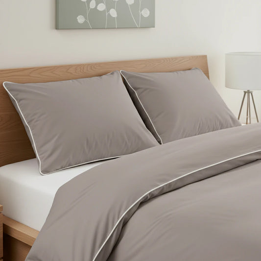 Bézs ágynemű garnitúra párnái közelről, franciaágyon