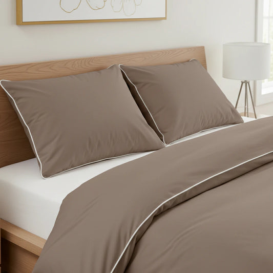 Pamut ágyneműhuzat taupe színben, franciaágyon, közelről