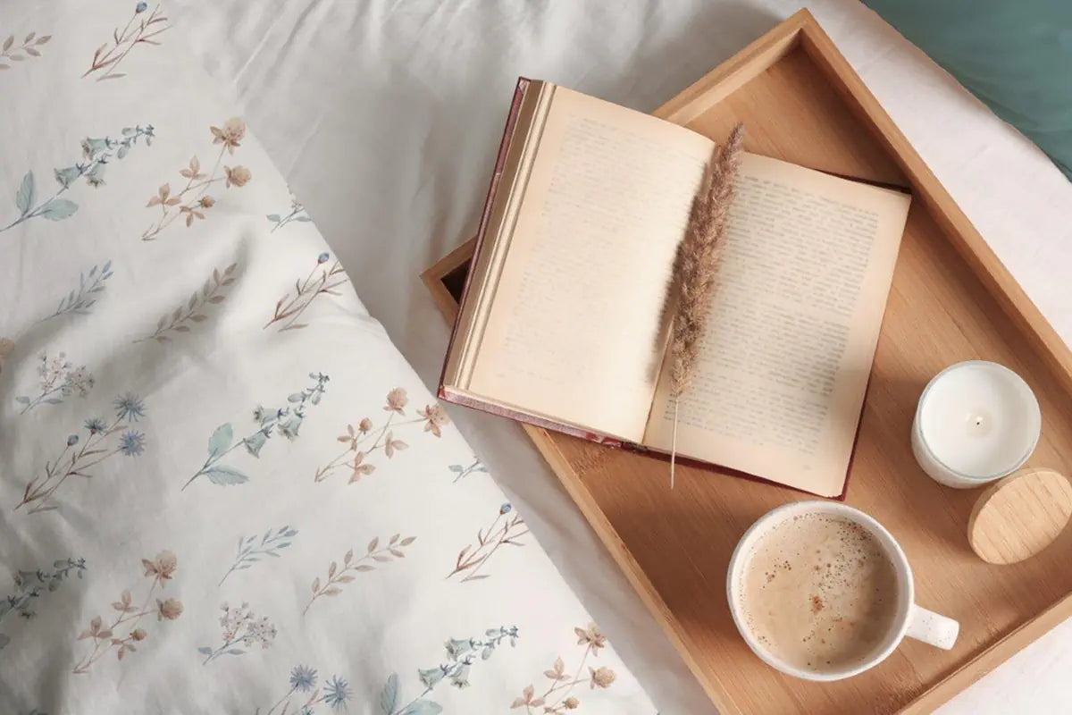 Mezei virágos ágynemű mintája közelről