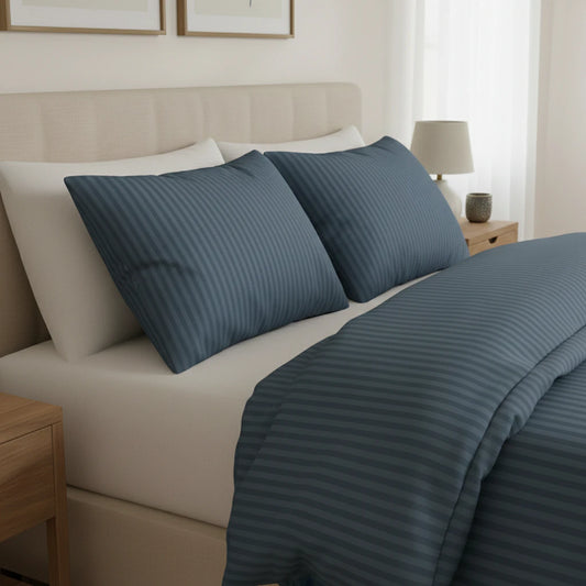 Ágynemű garnitúra kék színben minőségi damaszt anyagból, franciaágyon közelről