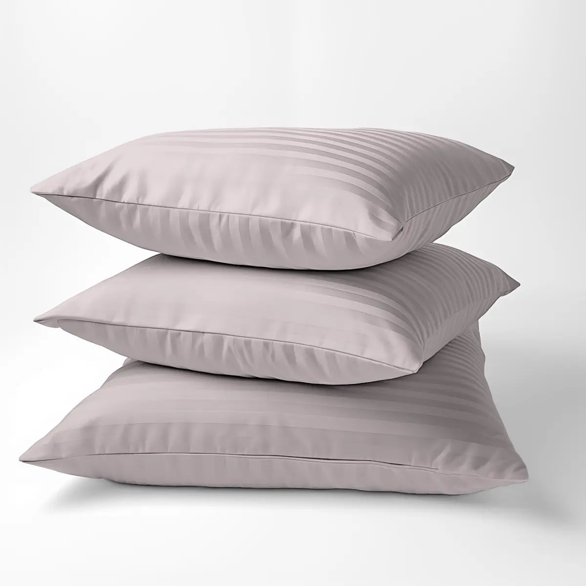 Három párna egymáson, rózsaszín luxus ágynemű párnahuzatával