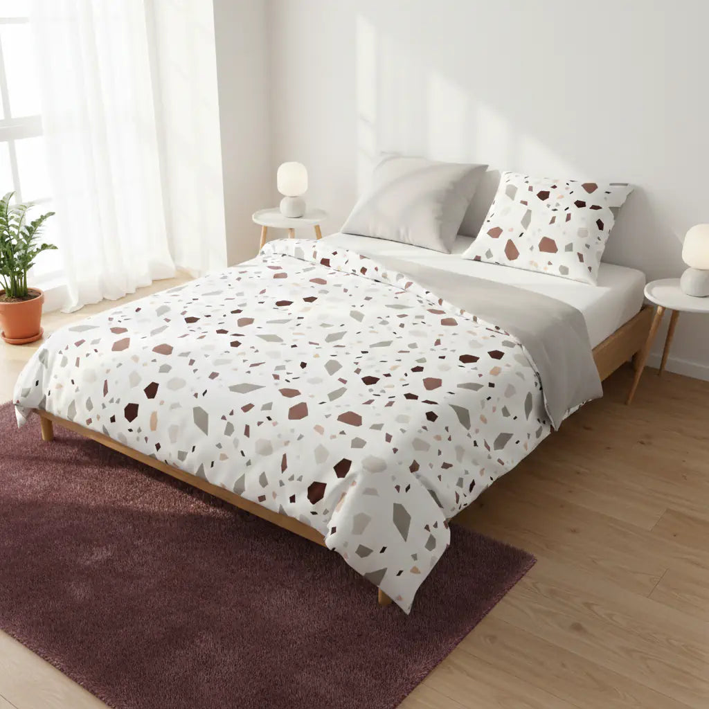 Terrazo mintájú ágyneműhuzat világos hálószobában oldalról