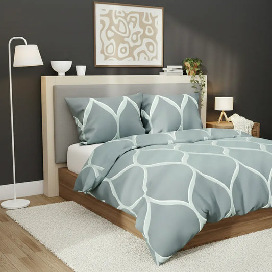 Szatén ágynemű türkiz hullámos mintával, franciaágyon oldalról