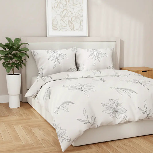 Szatén ágynemű krémszínű liliomos mintával berendezett hálószobában