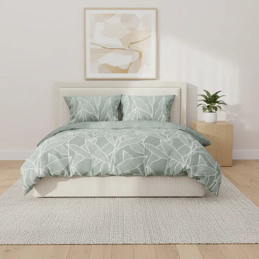 Ágynemű arnitúra zöld leveles mintávalberendezett hálószobában