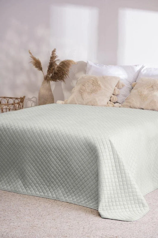 Szürke bársonyos steppelt ágytakaró