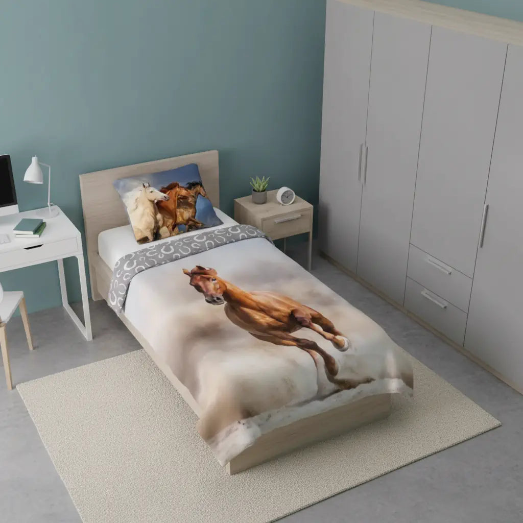 Lovas gyerek ágynemű gyerekágyra téve, fiús gyerekszobában