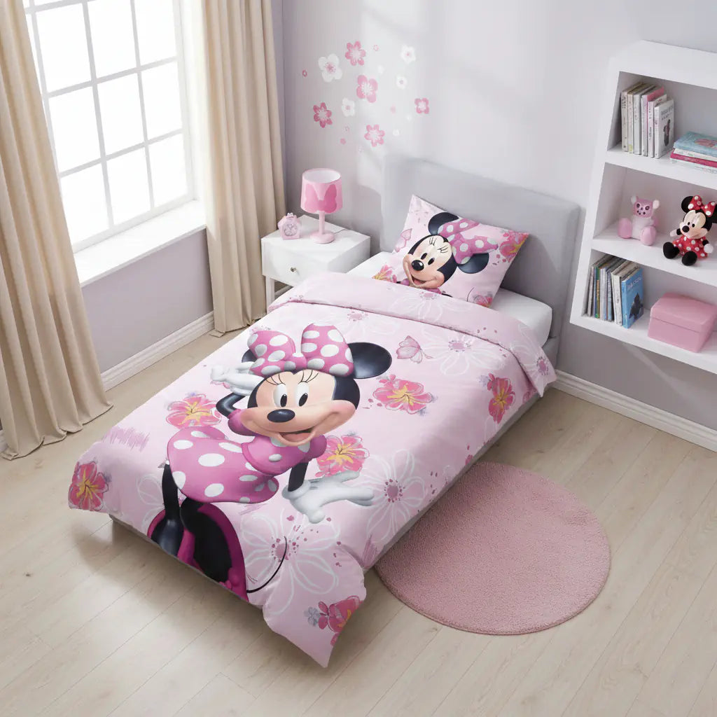 Minnie egeres gyerek ágynemű 140x200 cm méretben lányos gyerekszobában, felülnézetből