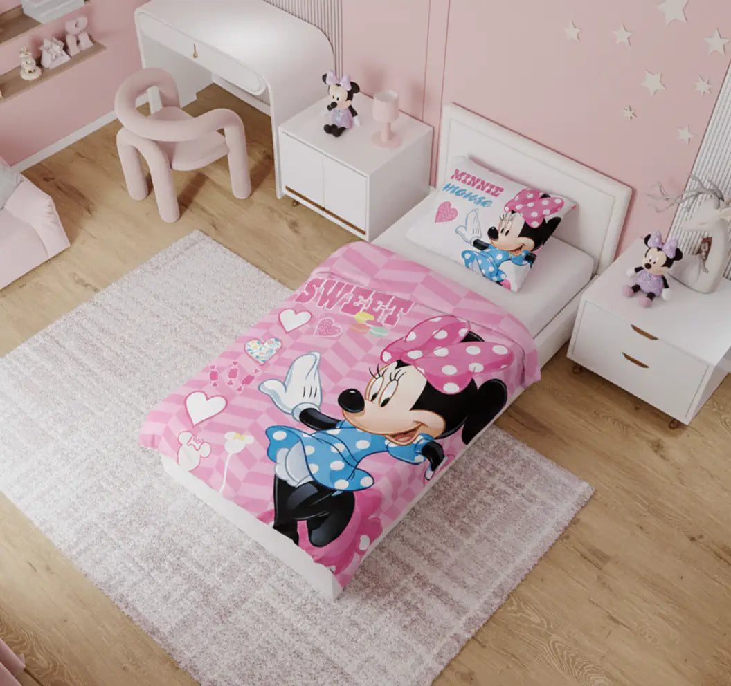 Ovis ágynemű Minnie egeres mintával gyerekszobában, felülnézetből