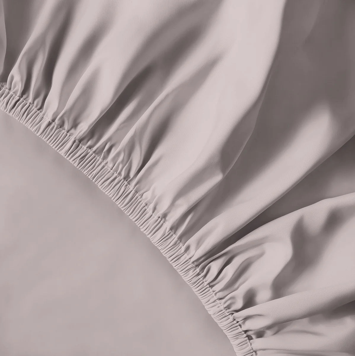 Rózsaszín lepedő gumis sarka közelről