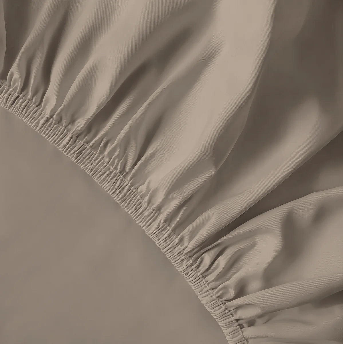 Taupe lepedő rugalmas sarka közelről