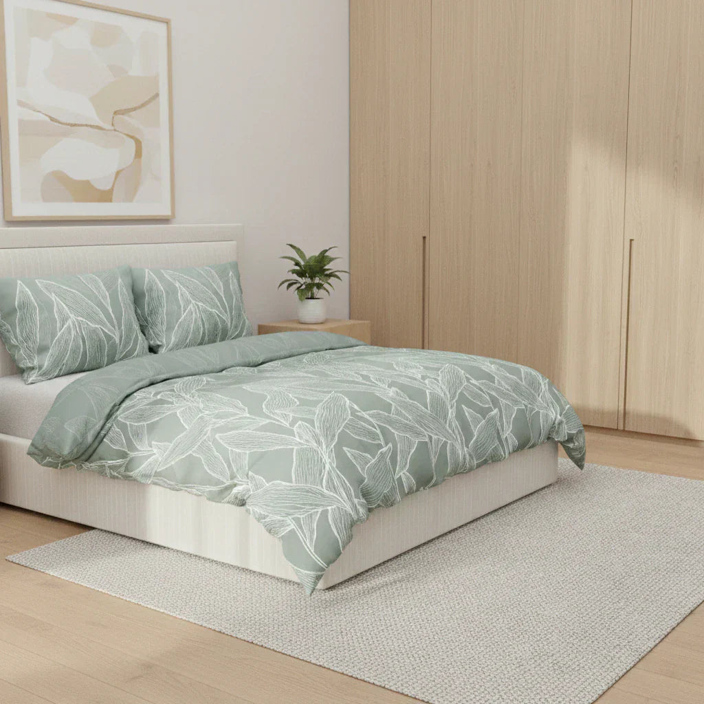 Virágmintás ágynemű világos hálószobában