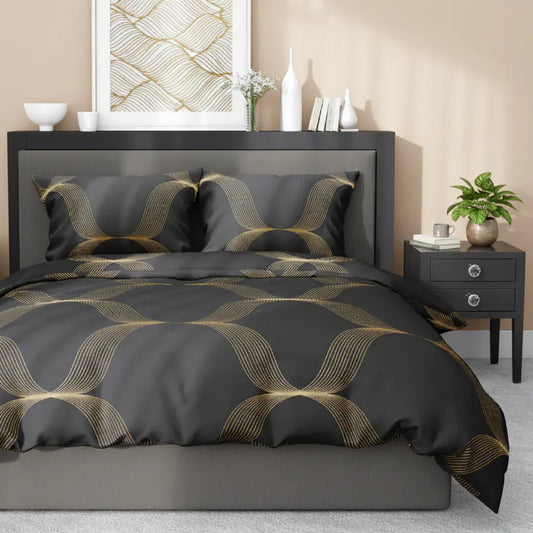 Ágynemű garnitúra arany színű hullámokkal díszítve, berendezett hálószobában