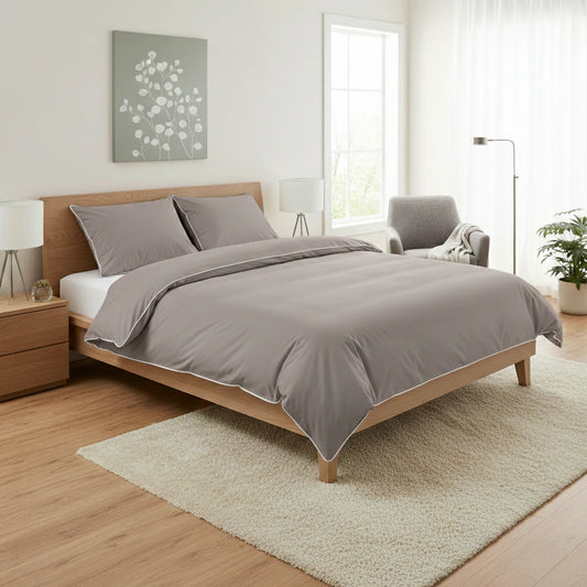 Bézs pamut ágyneműhuzat szép hálószobai környezetben oldalról