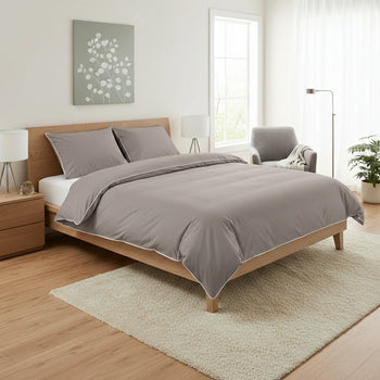 Bézs pamut ágyneműhuzat szép hálószobai környezetben oldalról