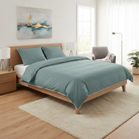 Menta zöld luxus ágyneműhuzat elegáns hálószobában, franciaágyon