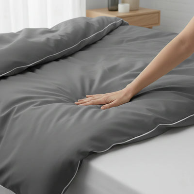 Mentazöld szatén ágyneműhuzat megigazítása az ágyon