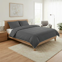 Szürke szatén ágynemű szép hálószobai környezetben