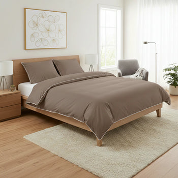 Prémium taupe szatén ágynemű szép hálószobában