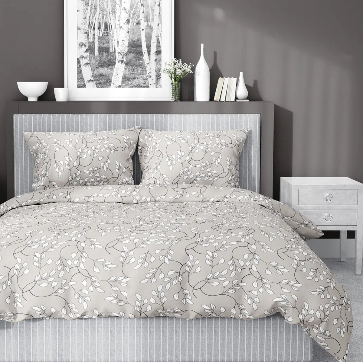 Ágynemű garnitúra szürke alapon fehér leveles mintával, berendezett hálószobában