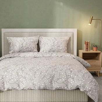 Ágynemű garnitúra szürke alapon fehér leveles mintával, berendezett hálószobában