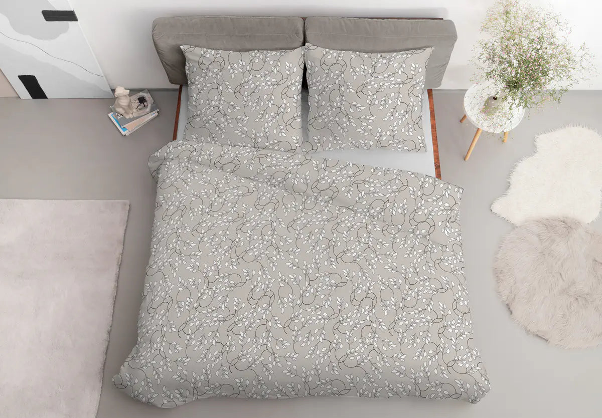 Szatén ágynemű irágos mintával, beredezett szobában szemből