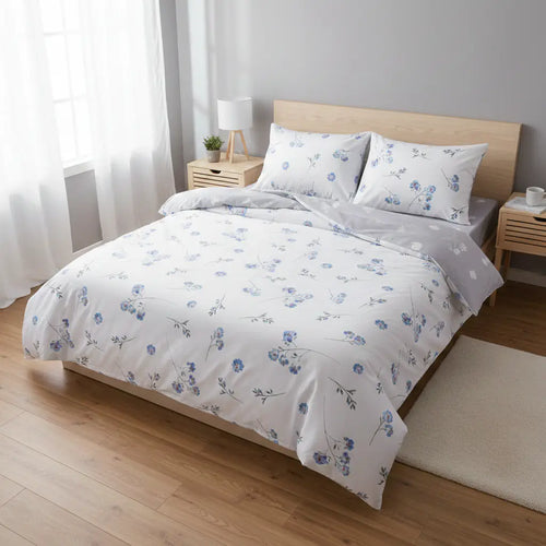 Kék virágos ágyneműhuzat modernh hálószobában oldalról