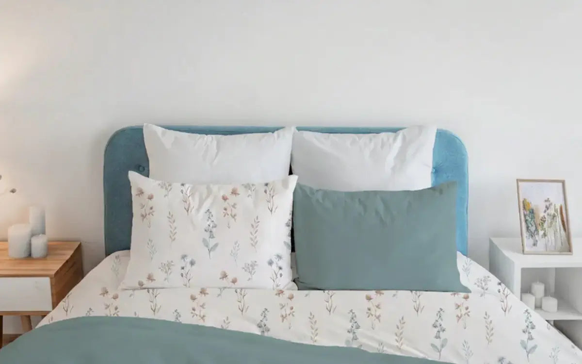 Ágyneműhuzat mezei virágokkal berendezett hálószobában