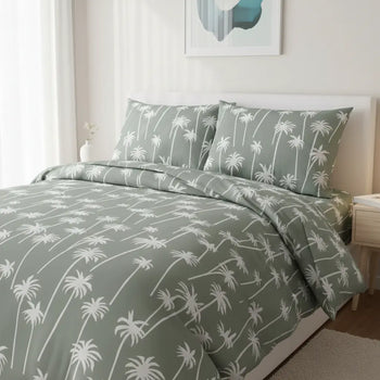 Zöld pálmafás ágyneműhuzat franciaágyon, közelről