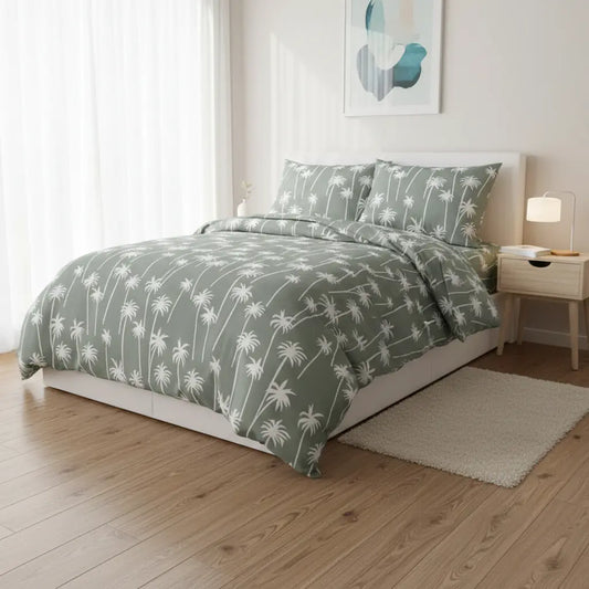 Zöld pálmafás ágyneműhuzat berendezett hálószobában