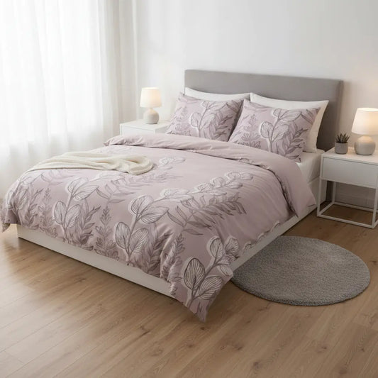 Virágos ágynemű rózsaszín leveles mintával hálószobában