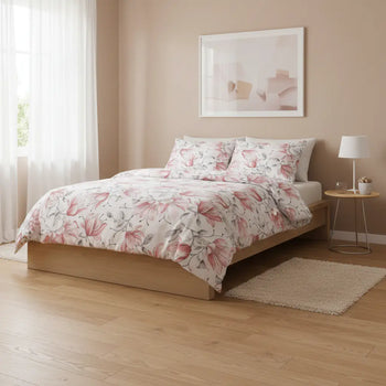 Rózsaszín virágos ágynemű garnitúra világos hálószobai környezetben