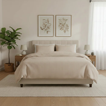 Luxus ágyneműhuzat bézs anyagból, franciaágyon szemből