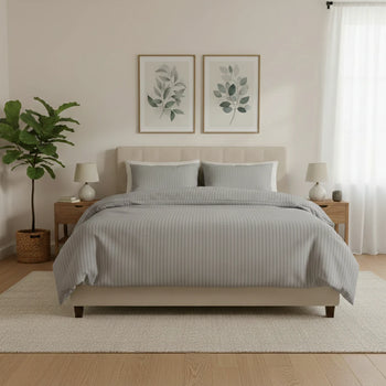 Luxus ágyneműhuzat szürke színeben, hálószobában szemből