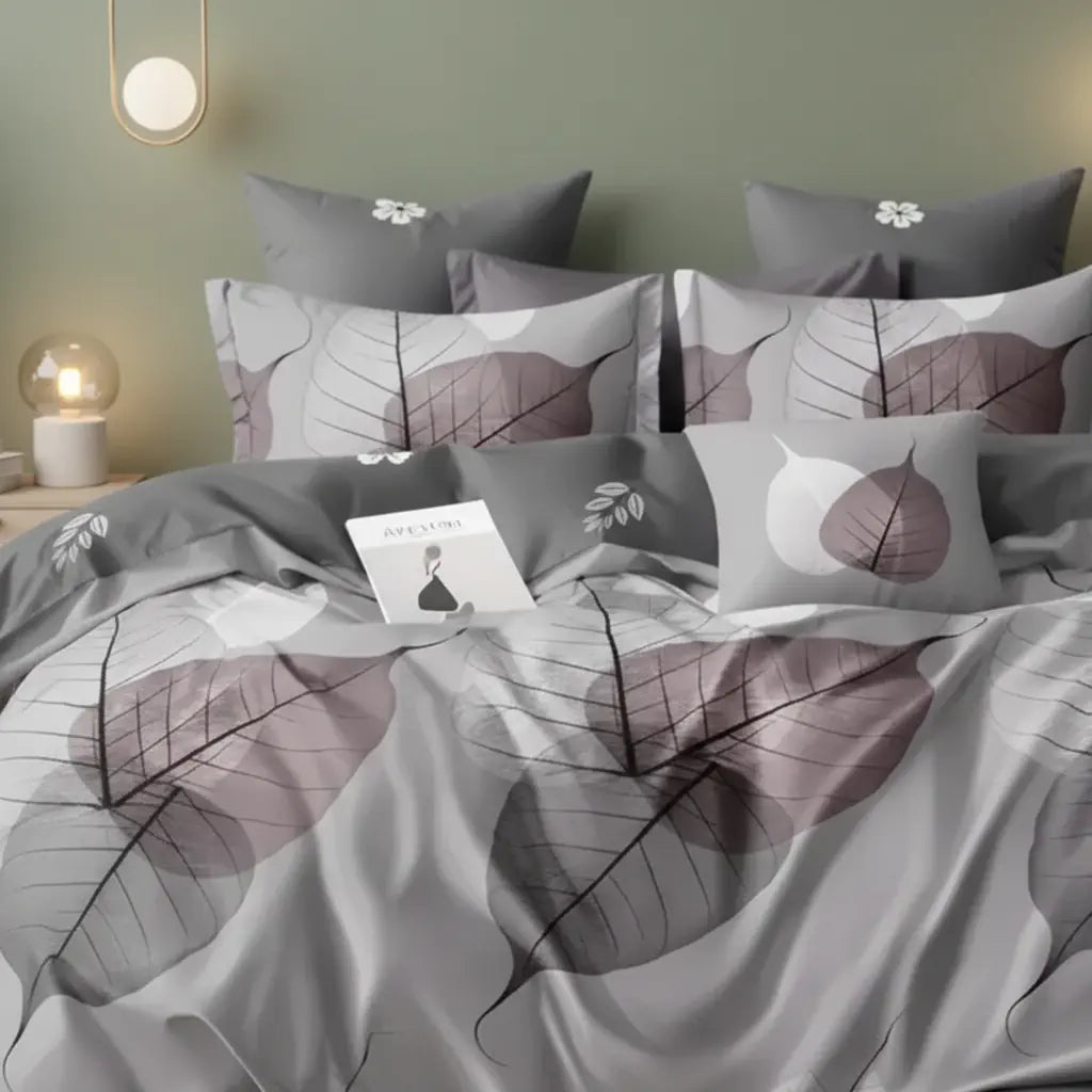 Szürke leveles gynemű garnitúra modern hálószobában közelről