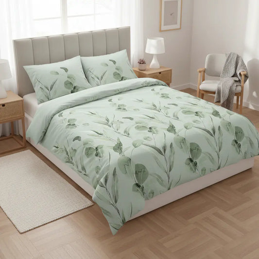 Ágynemű garnitúra zöld leveles mintával hálószobai környezetben, oldalról
