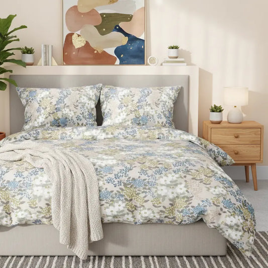 Ágynemű virágos mintával berendezett hálószobában