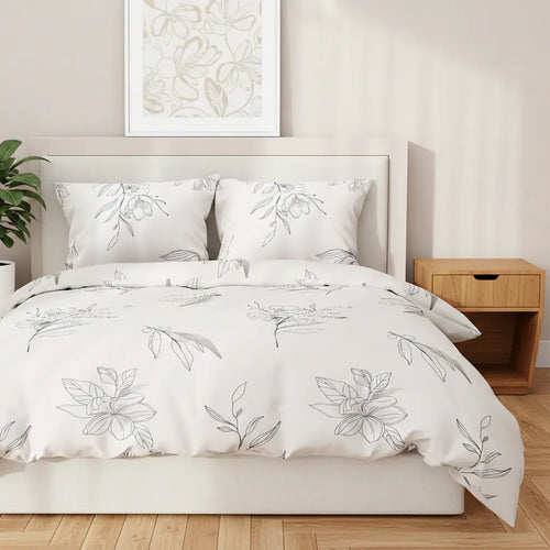 Ágynemű garnitúra krémszínű liliomos mintával hálószobai környezetben