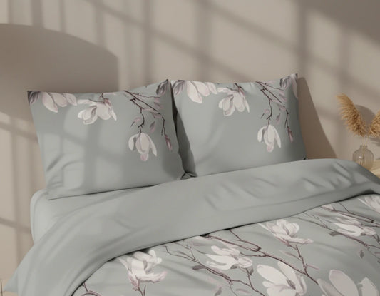 Ágynemű garnitúra virágos mintával berendezett szobában