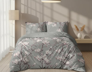 Virágos ágyneműhuzat magnólia mintával berendezett hálószobában