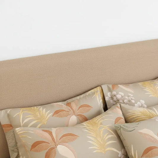 Trópusi virágos ágynemű szett közelről