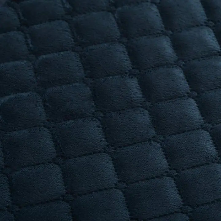 Kék steppelt ágytakaró anyaga közelről