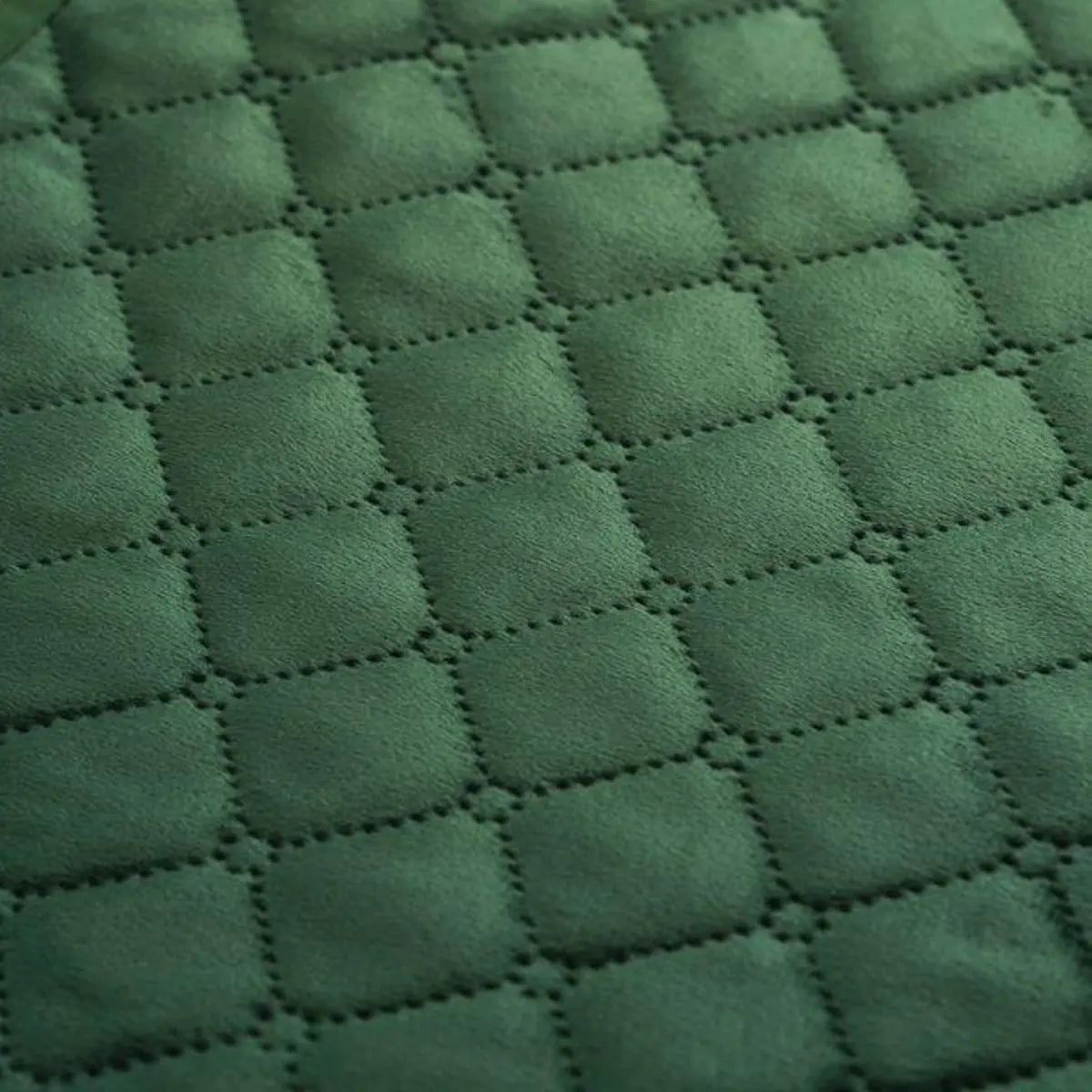 Zöld steppelt ágytakaró anyaga közelről