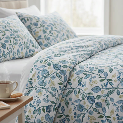 Kék virágmintás ágyneműhuzat egy világos hálószobában
