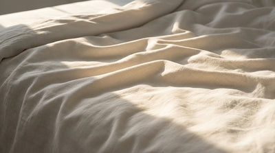 Az ablakon besütő nap megvilágítja az ágyneműhuzatot