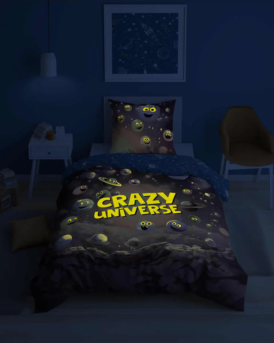 Világító ágynemű univerzum mintával sötétben