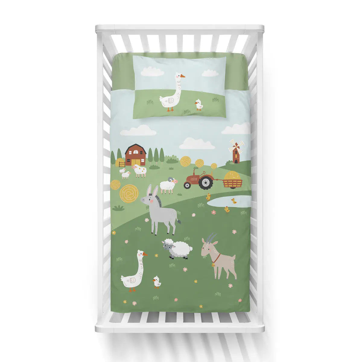Ovis ágynemű 100x135 cm liba mintával gyerekágyon elhelyezve, fehér háttér előtt